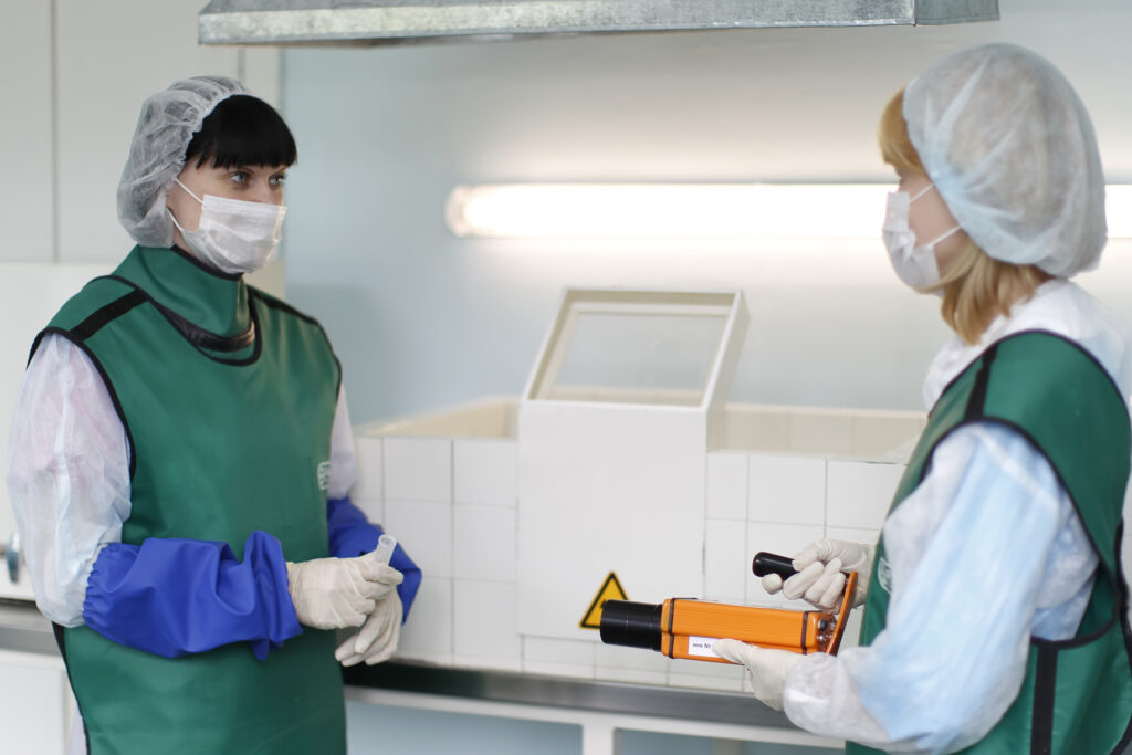 Sealed radioactive sources enable precise internal radiation treatment for cancer