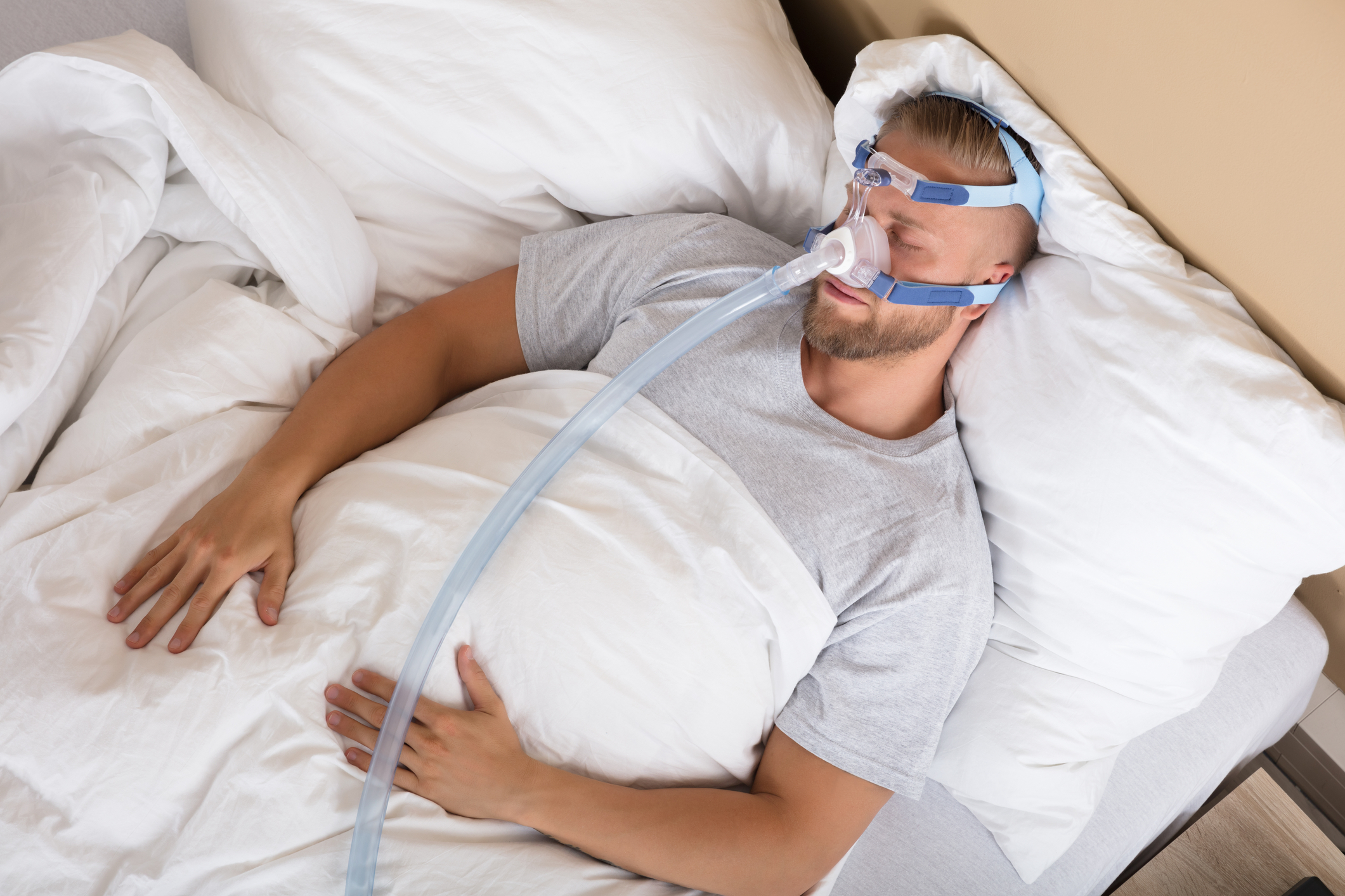 Oxygen therapy supports sleep apnea patients by maintaining stable blood oxygen